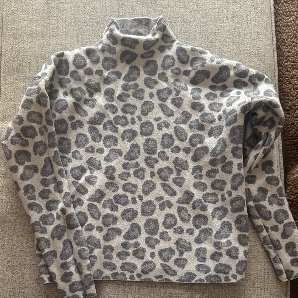 Tahari Gray and Cream Patterned Sweater